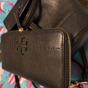 Tory Burch Black Leather Zip Wallet